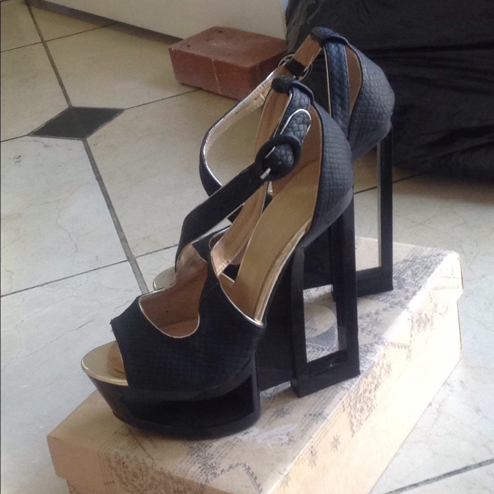 C Label -Cut out Platform
